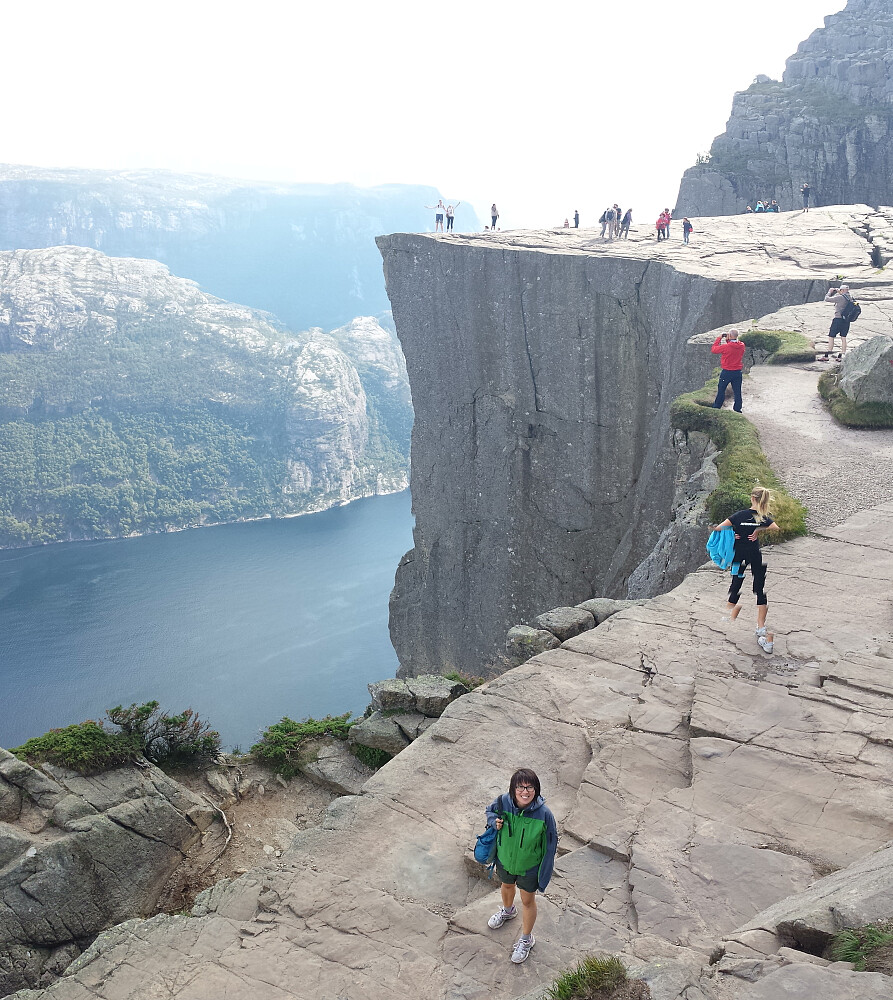 Mamma foran Preikestolen