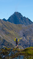 På vei over ryggen fra Tverrfjellet til Aust for Tverrfjellet. Vassdalstinden ruver i bakgrunnen.