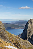 Klovetinden til høgre, Ålesund i det fjerne.