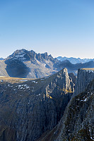 Klovetinden foran og Molladalstindane i bakgrunnen.