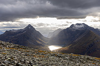 Vassdalen med Vassdalstinden til venstre og Saudehornet til høgre.