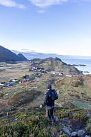 Svadfjellet/Hellandsfjella, bak bygda Våge sett frå stien ned frå Hornet/Grøntua. Dollsteinen i bakgrunnen.