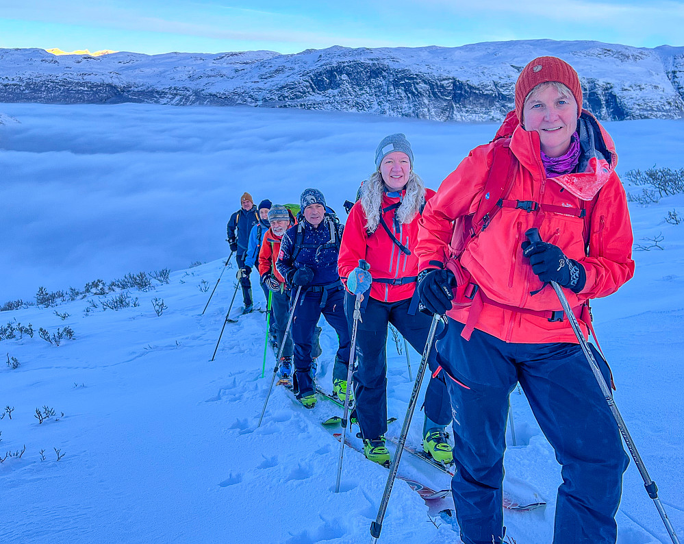 Grete, Hilde, Jørn, Per Bergsvein, Gro og Reidar på vei opp i vakre omgivelser - vi måtte bare stoppe og nyte!