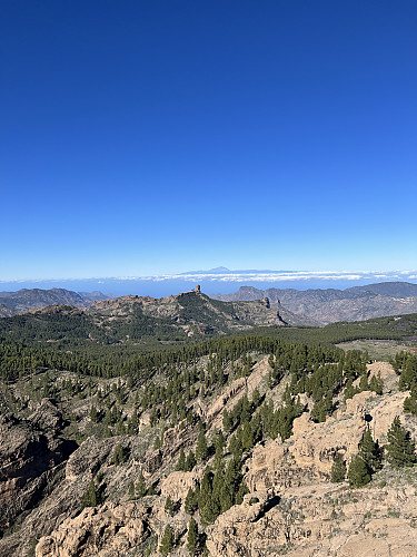 Utsikt fra Morrón mot Roque Nublo og Teide langt der bak