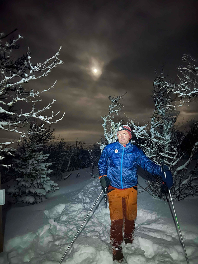 På toppen med månen i bakgrunnen