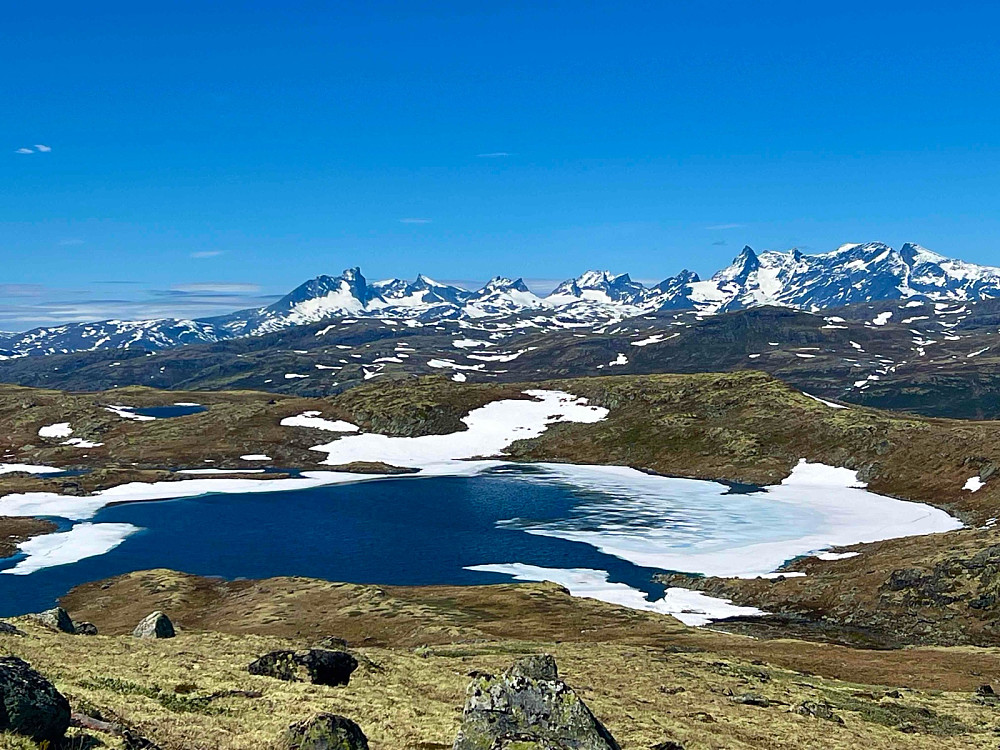 Sletterustvatnet med Hurrungane i bakgrunnen