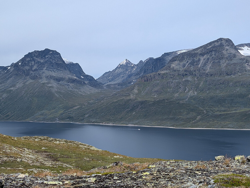 Utsikt fra toppen over mot Bygdin der M/S Bitihorn ses såvidt