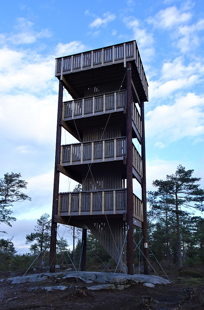 Solid tårn på toppen, ca. 14 meter høyt + flaggstang på toppen