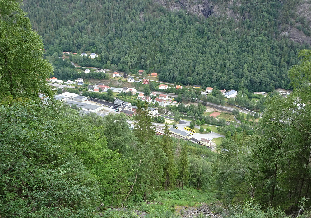Norges geologiske anus sett fra litt oppe i lia. Rjukan er byen som er nesten over en halv mil lang og i hovedsak har en gate