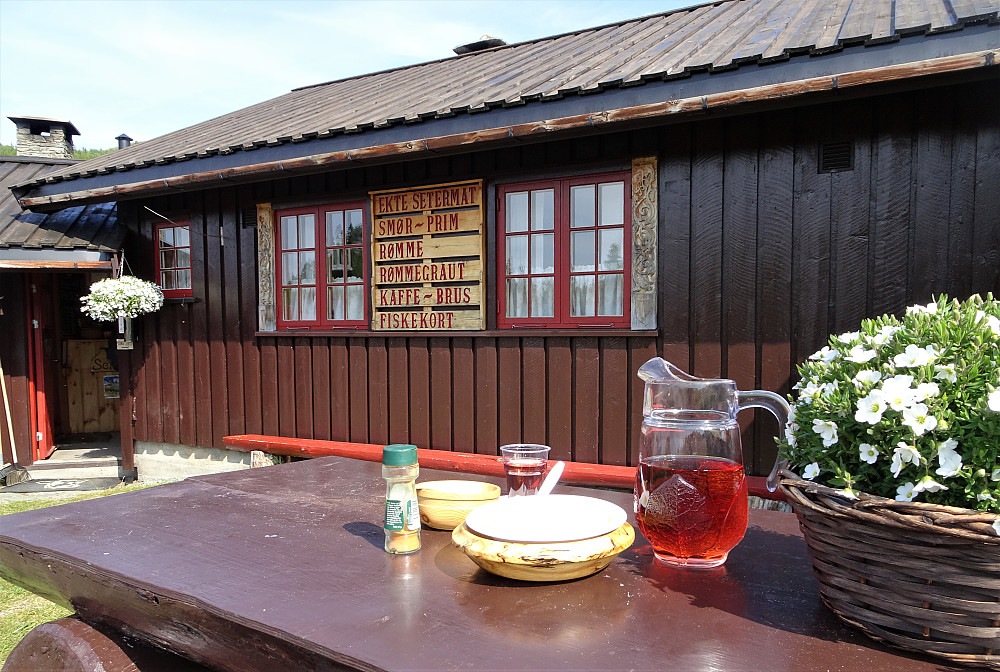 Rømmegrøt og en mugge saft var akkurat passe på alltid hyggelige Selstali seter. Smør ble det også i sekken.