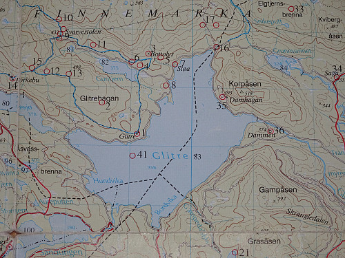 På turkartet over Finnemarka anno 1993 møtes ikke grensene i eksakt samme punkt. På internettes kart fra oppmålingsvesenet er dette endret, slik at grensene møtes i samme punkt.