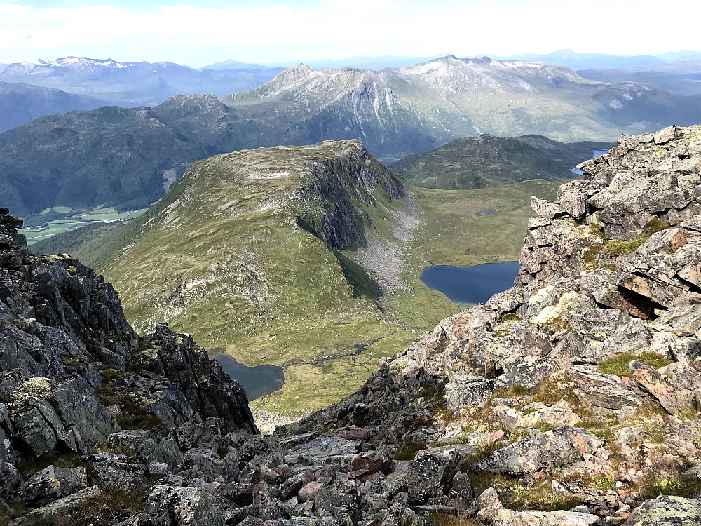 Børsetkjerringa og camp ved Litjråkvatnet