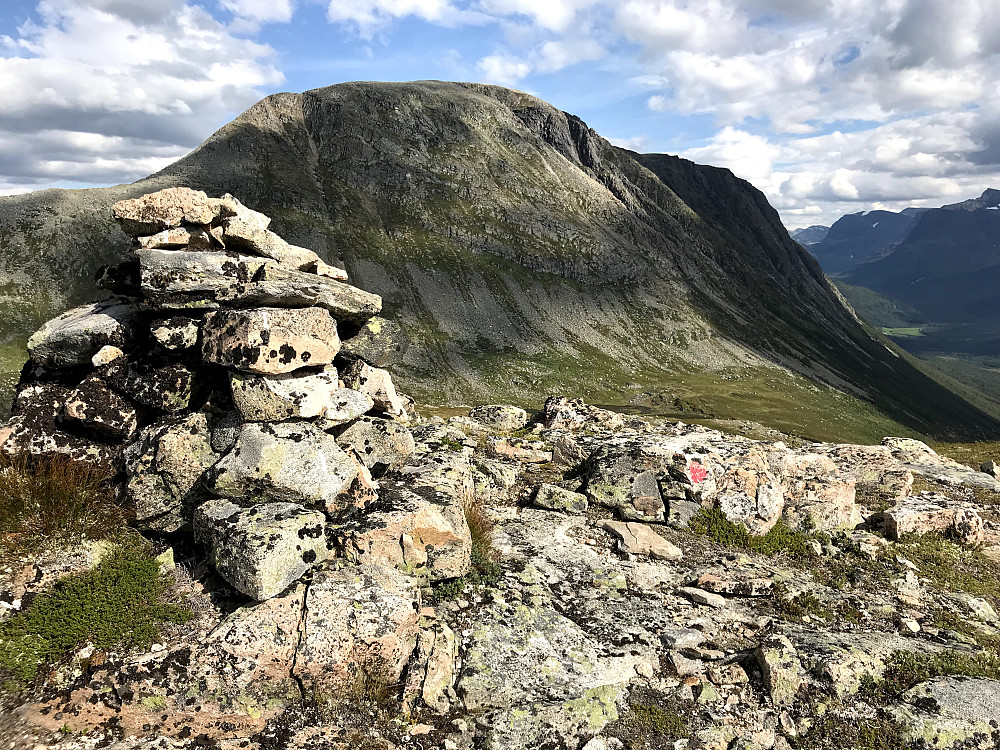 Børsetkjerringa med Viromkjerringa i bakgrunnen.