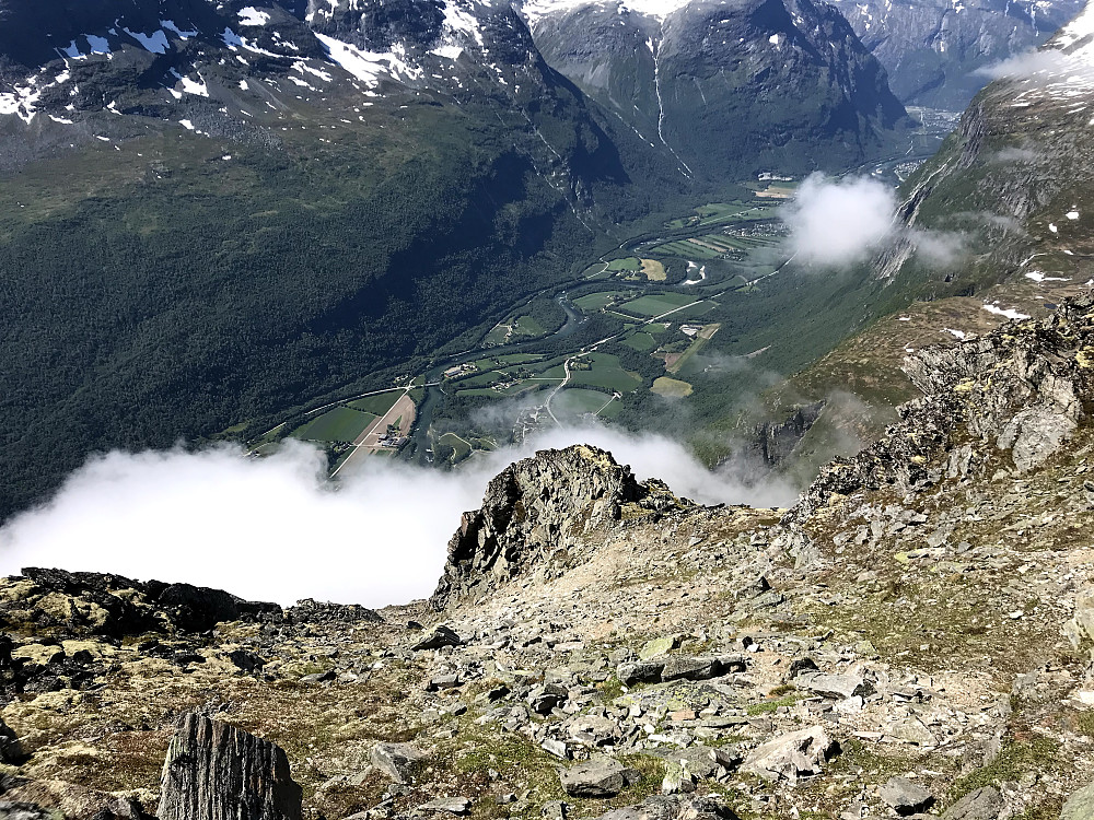 På vei opp med utsikt ned til Sunndalen.