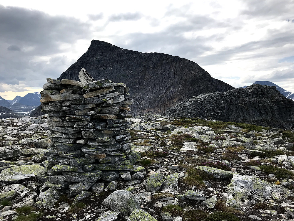 Varden på Snøfjellet norvest med hovedtoppen i bakgrunnen. "Smultringen" er toppen til høyre på bildet. Denne hadde jeg altså et forsøk på tidligere, men måtte snu på grunn av dårlige forhold.