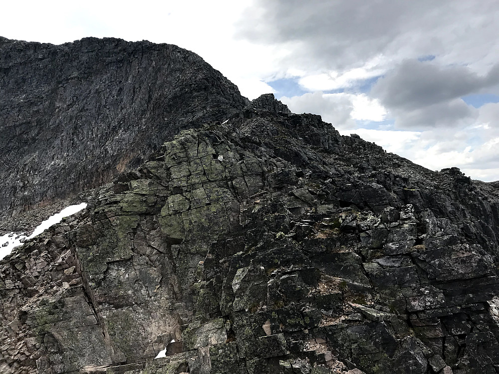 Klyving på vei inn mot nedre del av ryggen opp til Snøfjellet. Jeg valgte å holde til høyre (NV) her.