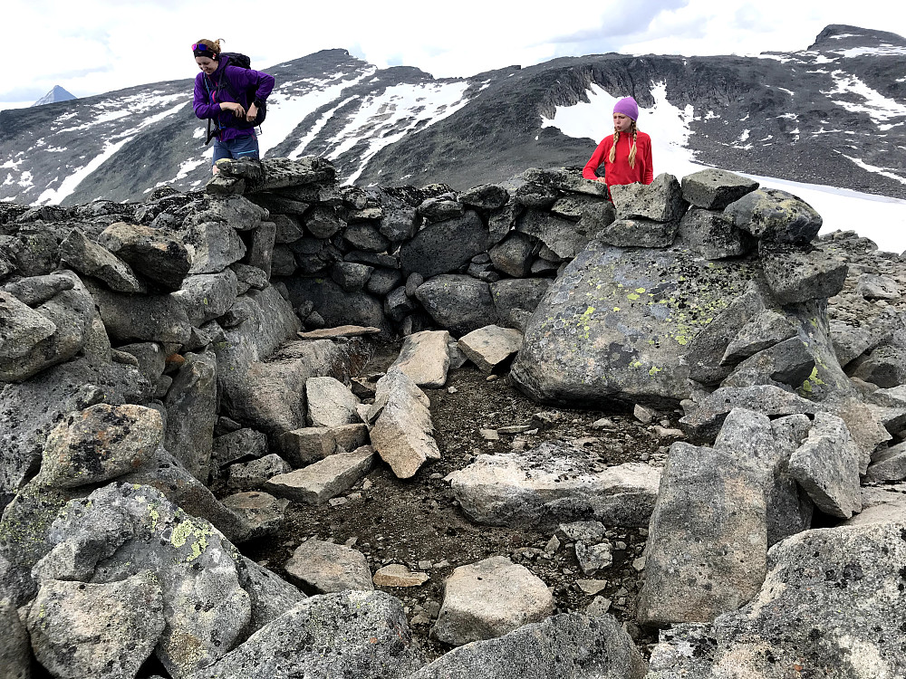 Rester etter byggverk på toppen av Nørdre Kalvehølotinden. Utsikt mot Vestre Kalvehøgde i bakgrunnen.