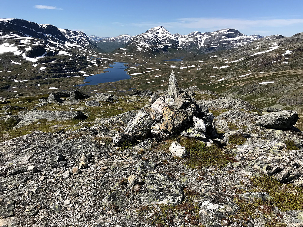 Utsikt fra Grøafjellet med Fagerlidalsvatna og Rognnebba i bakgrunnen.