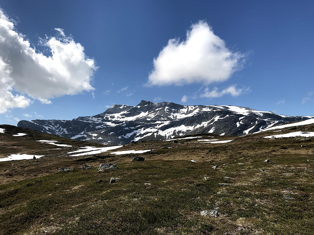 Opp stien mot Svartvatnet og Snota.