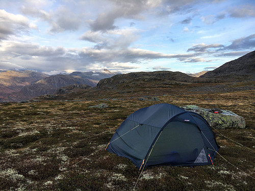 Tilbake i camp og klar for klart for å ta kvelden. Litjgrinaren i bakgrunnen.