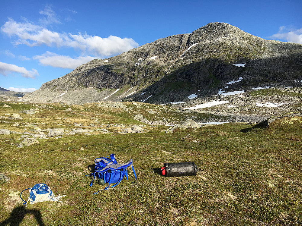 Teltplassen er valgt ved foten av Telefjellet.