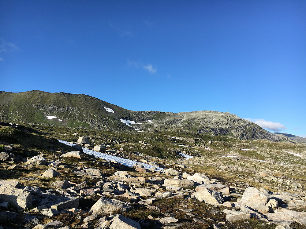 På tur opp mot Skuggfjellet blir eggen på Trollhøtta studert. Planen er å komme meg opp på denne neste dag.