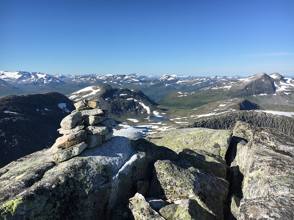 Toppen av Trollhøtta med utsikt ned mot Nordåbotnvatna og Sulamassivet i bakgrunnen.