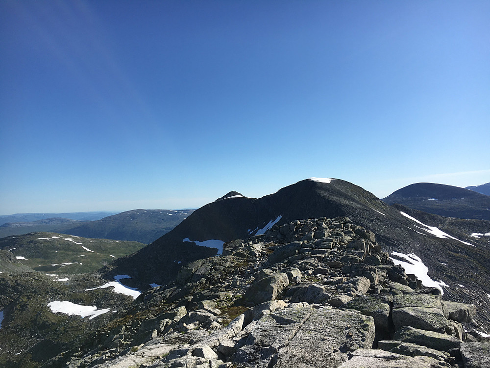 På tur mot Pekhøtta med den karakteristiske snøfonna på toppen.