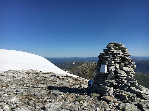 Toppvarden på Pekhøtta med snøfonna.