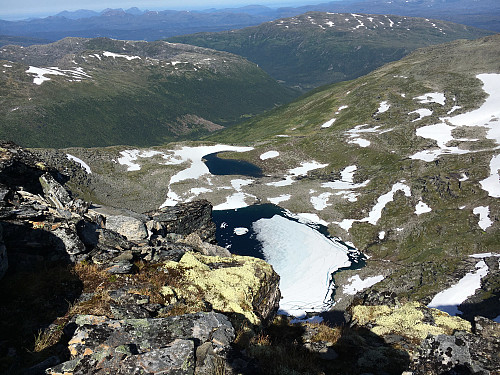 Utsikt fra toppen av Blånebba med Blånebbvatnet og Søyådalen i bakgrunnen.