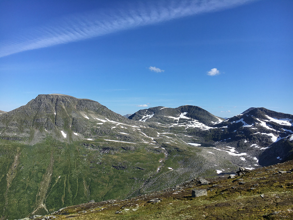Tilbakeblikk mot Blånebba og Pekhøtta på vei opp mot Trollhøttatraversen.
