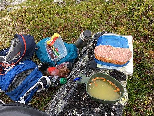 På tide med en matbit på tur opp til Litlnebba