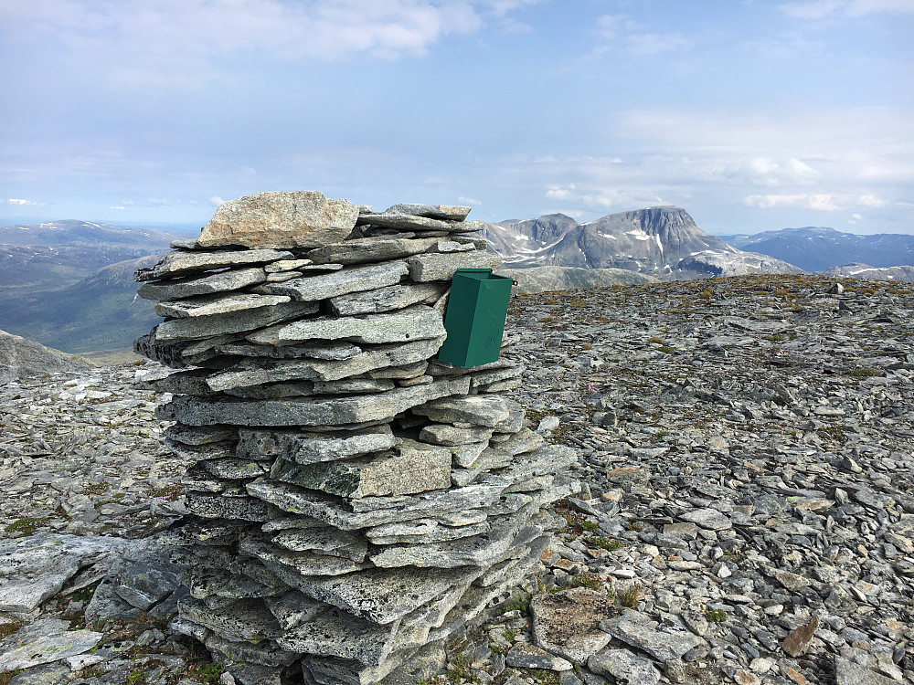 Toppvarden på Rognnebba med Snota i bakgrunnen.