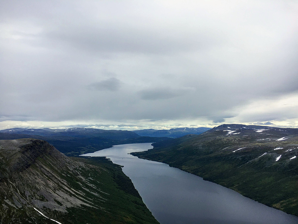 Oppe på Midtre Gjevillvasskammen er det flott utsikt mot Gjevillvatnet.