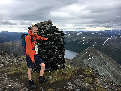 Toppen på Store Gjevillvasskamben med eggen mot Midtre og Gjevillvatnet i bakgrunnen.