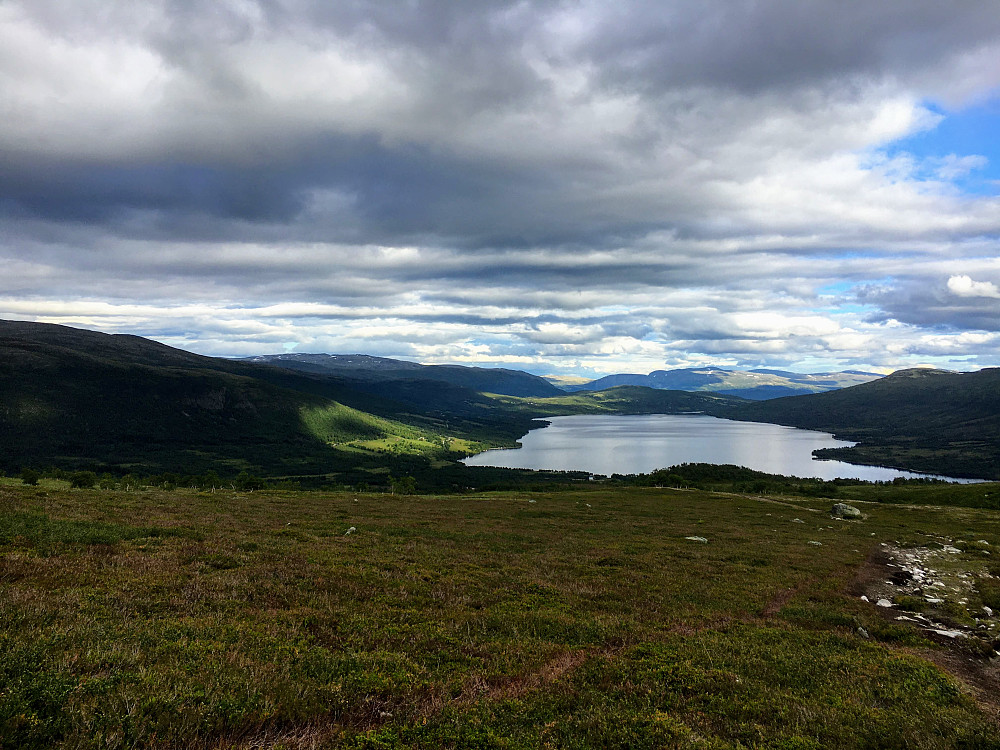 Sol på Gjevillvasshytta på veg ned etter en lang tur i Trollheimen.