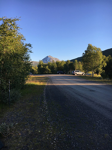 Fruhøtta i kveldssol fra parkeringsplassen i Vindøldalen.