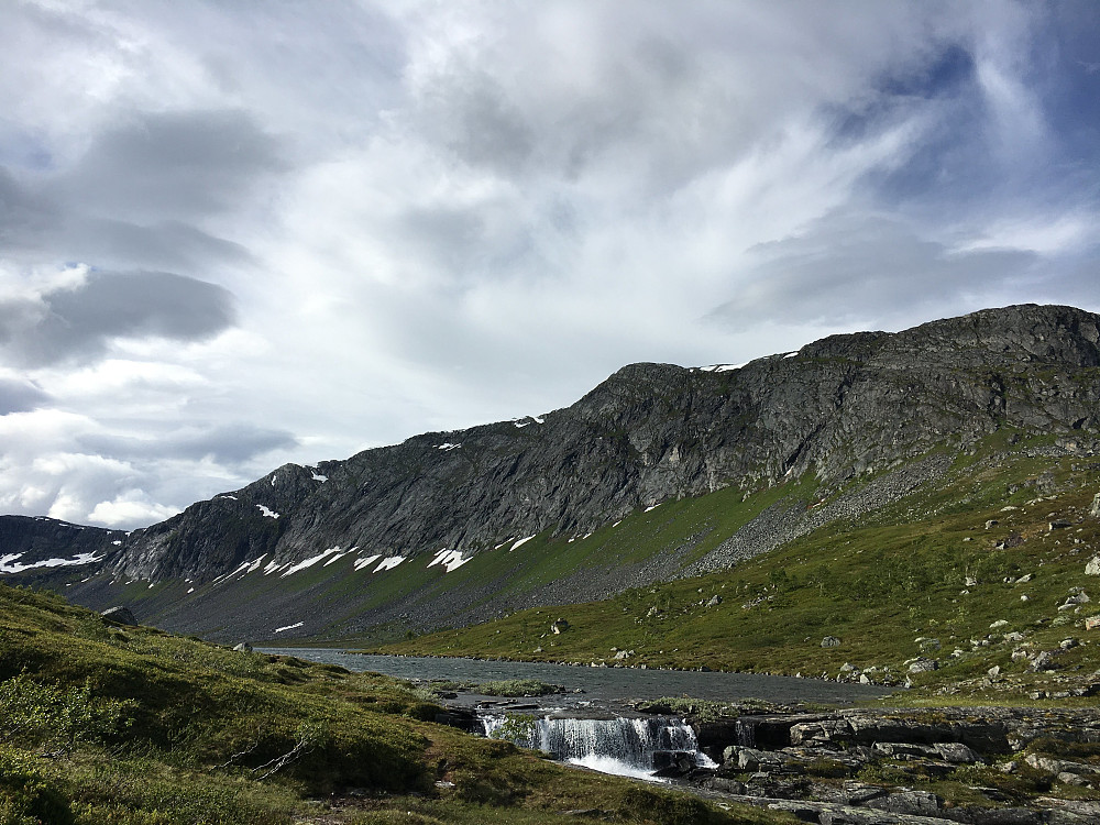 Oppe ved Vassdalsvatnet med Vassdalsfjellet i bakgrunnen.