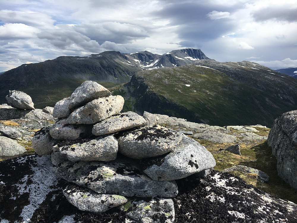 Toppen av Styggelifjellet med Vassdalsfjellet og Snota i bakgrunnen.