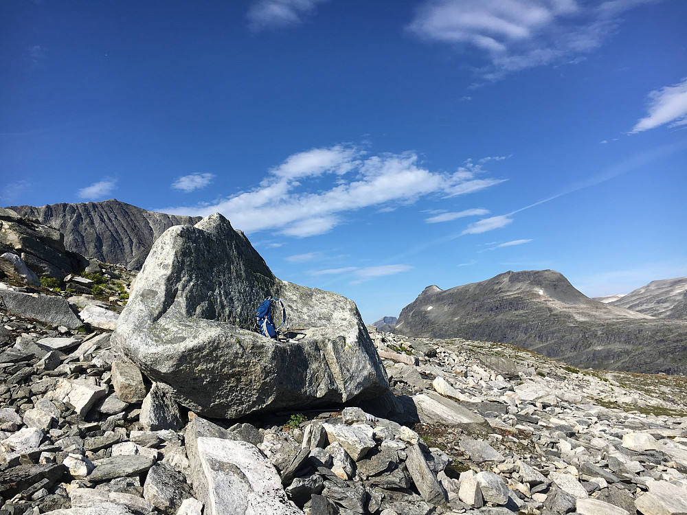 Trollstol i Trollheimen med Storsalen og Kringlehøa i bakgrunnen.