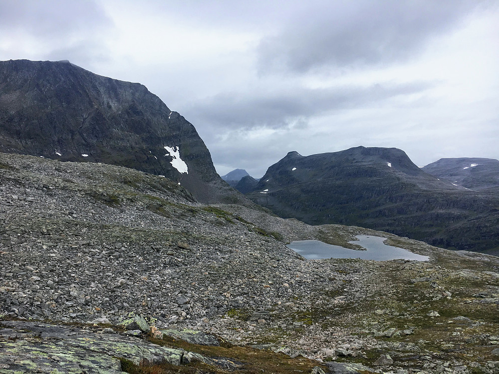 Tilbakeblikk mot Storsalen med det lille vannet jeg hadde camp ved. Kringlehøa i bakgrunnen.