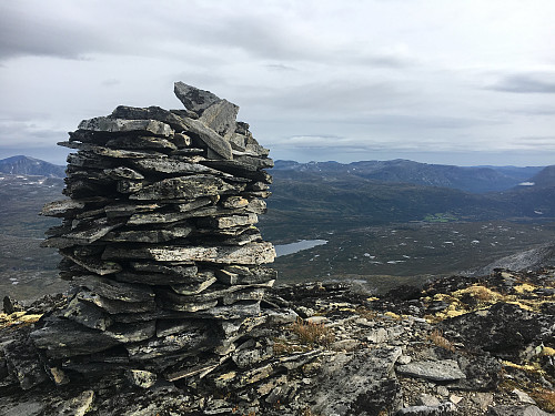 Toppen av Østre Somrungnebba med utsikt mot Tovatna og Storlidalen.