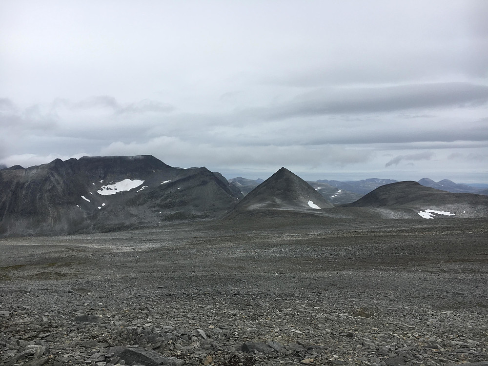 På vei mot Namnlausfjellet med tilbakeblikk mot Østre Somrungnebba