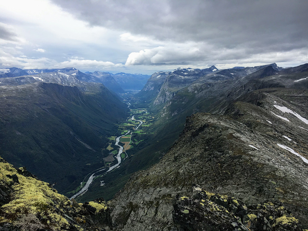 Utsikt ned Sunndalen sett fra toppen av Klingfjellet.