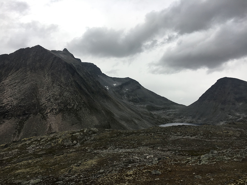 Utsikt mot hjemveien forbi Storsomrungvatnet og Østre Somrungnebba fra siste topp; Skarven. 