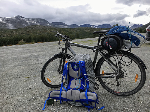 Klar for fire dager i fjellet med start fra parkering i Storlidalen. Foten av Storsalen i bakgrunnen er dagens mål og camp.