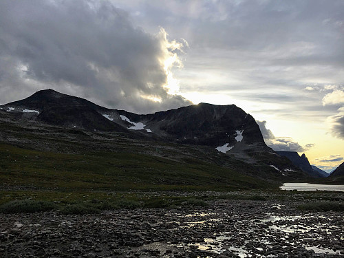 Kveldssol og jeg nærmer meg planlagt sted for camp.