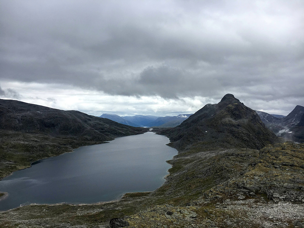 Tilbakeblikk mot Kringlehøa og Langvatnet.