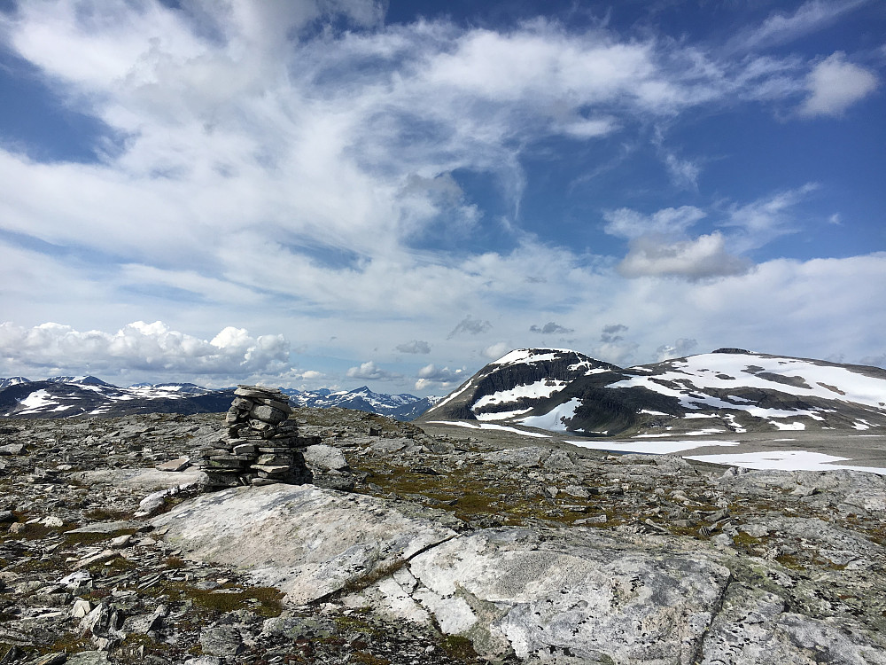 Toppen av Langfjellet med Trollhetta i bakgrunnen.
