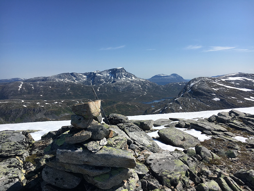 Toppen av Tverråbotnfjellet med utsikt til Snota og Trollhetta langt i det fjerne.